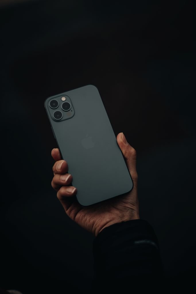 compra un iPhone acumulando puntos Aeroméxico - smartphone en la mano