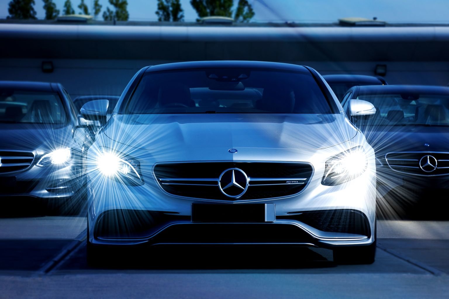 Didi Maybach - Mercedes-Benz de ultra lujo de frente con luces encendidas