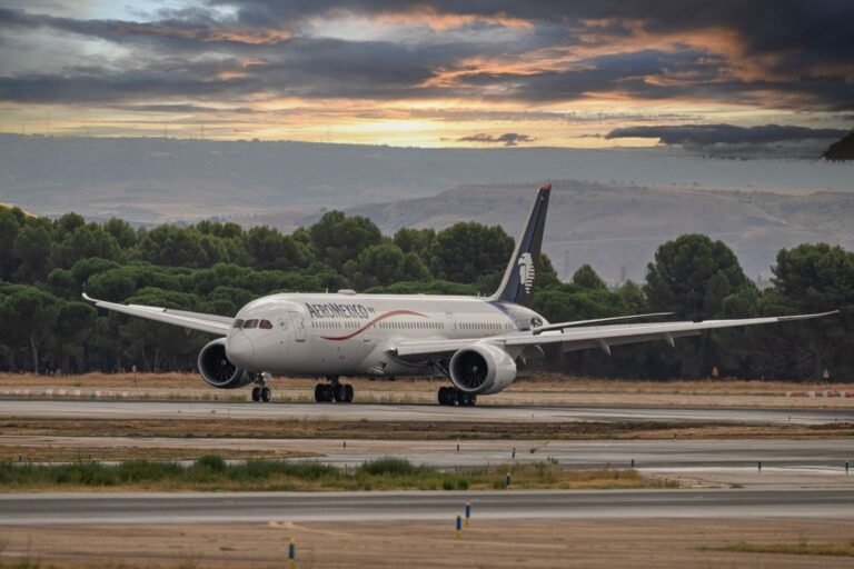 Avión Boeing 787 de Aeroméxico, la aerolínea que lanzó planes de eSIM para viajar sin roaming