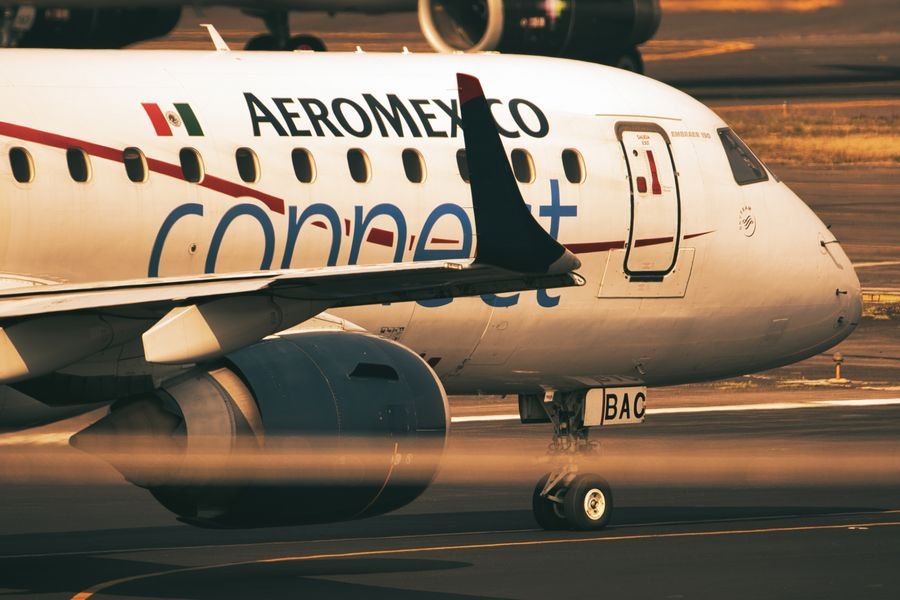 Avión de Aeroméxico Connect en el aeropuerto, la aerolínea que ahora vende eSIM por regiones