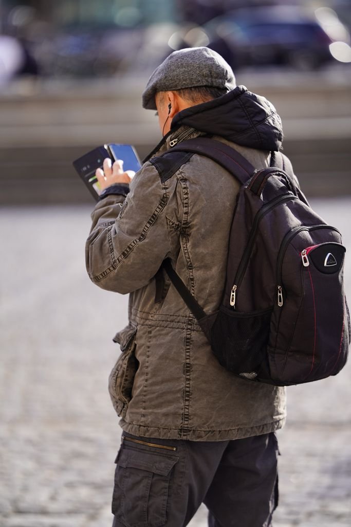 Viajero usando su celular con eSIM en el extranjero sin pagar roaming