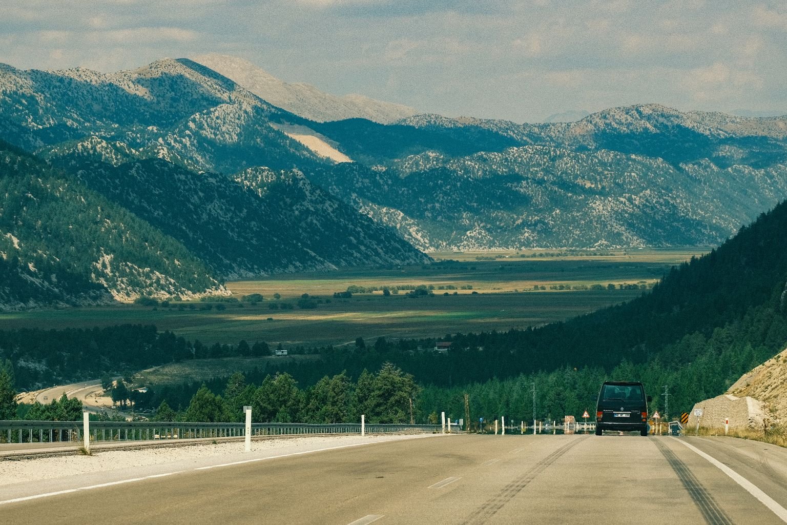 gana millas al rentar autos - carretera panorámica entre montañas