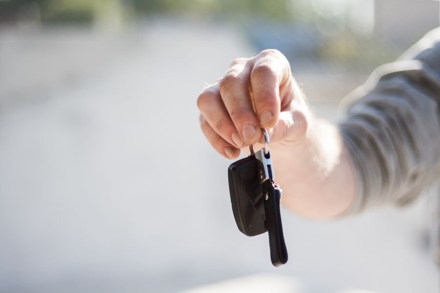 auto de renta en carretera: cada renta puede sumar miles de millas