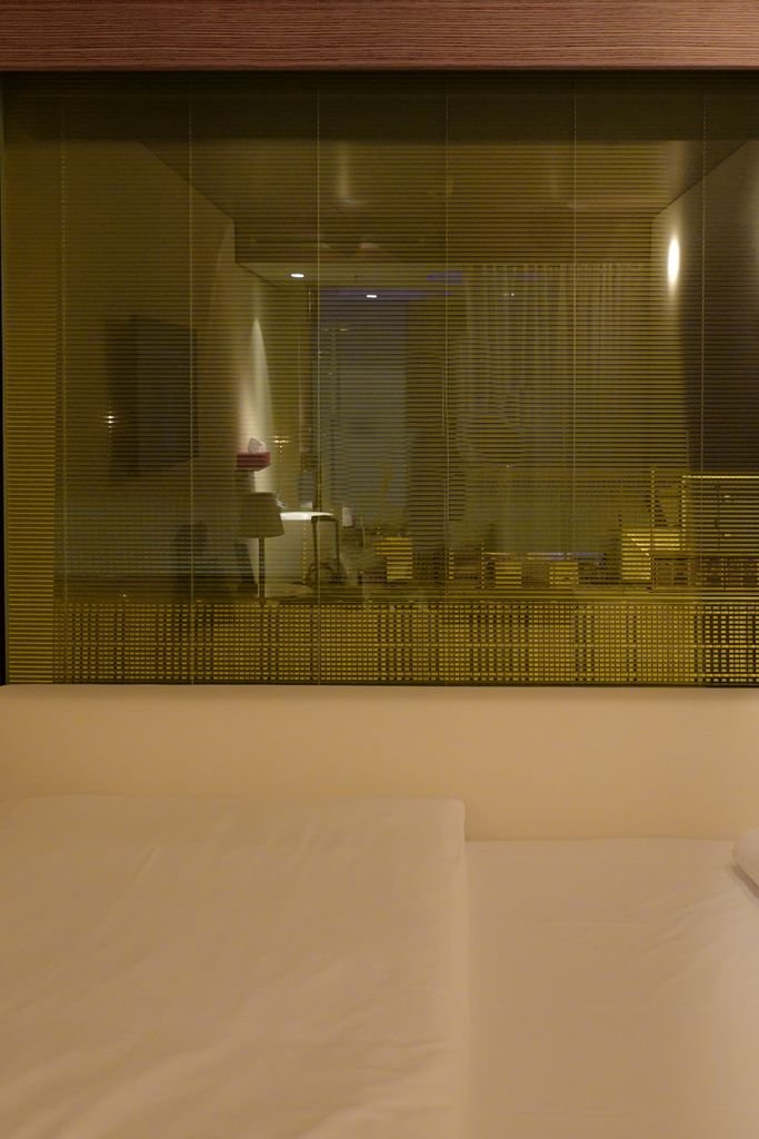 gana millas con Booking - habitación de hotel moderna