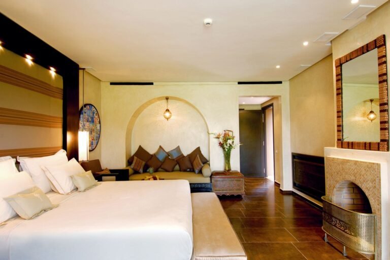 gana millas con Booking - habitación de hotel con diseño moderno