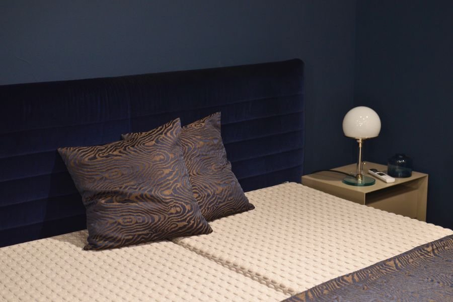 ganar millas en hospedaje - habitación con cabecera azul