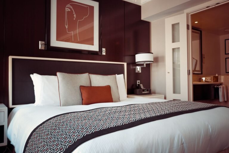 ganar millas en hospedaje - habitación de hotel elegante