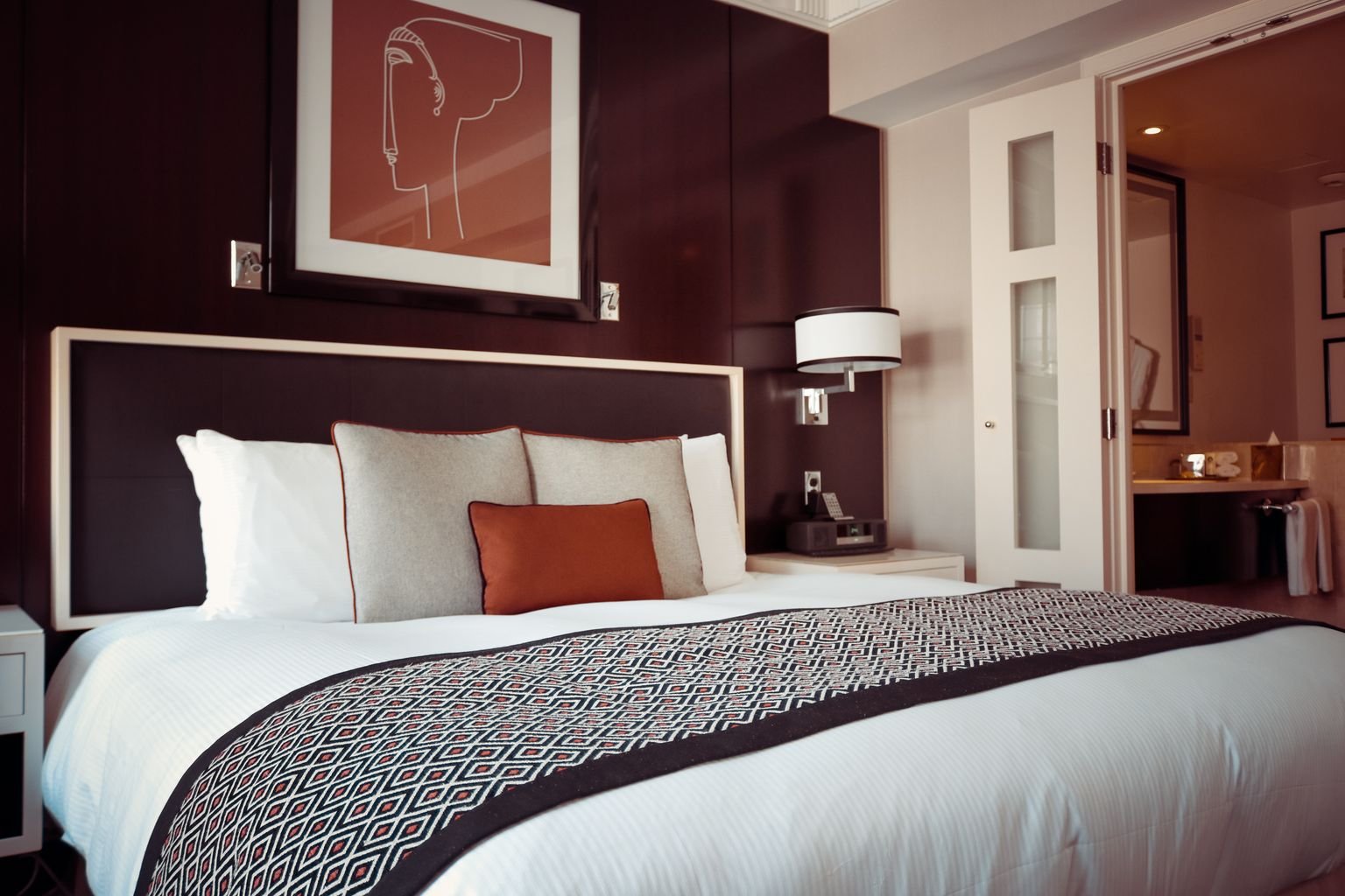 ganar millas en hospedaje - habitación de hotel elegante