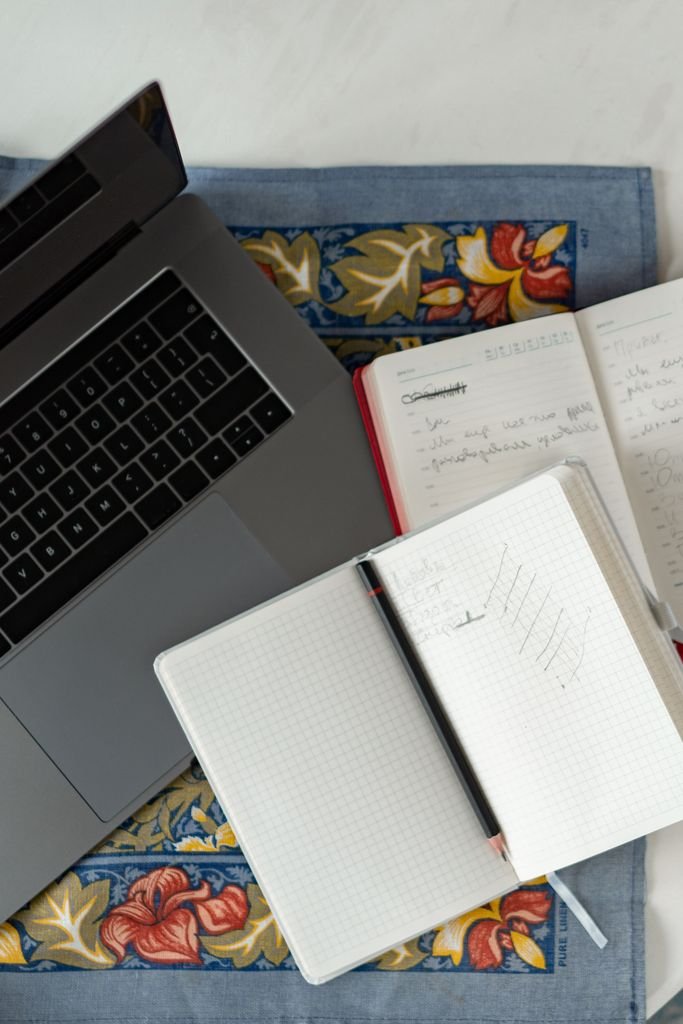 itinerario con chatgpt - laptop y libretas para planear el viaje