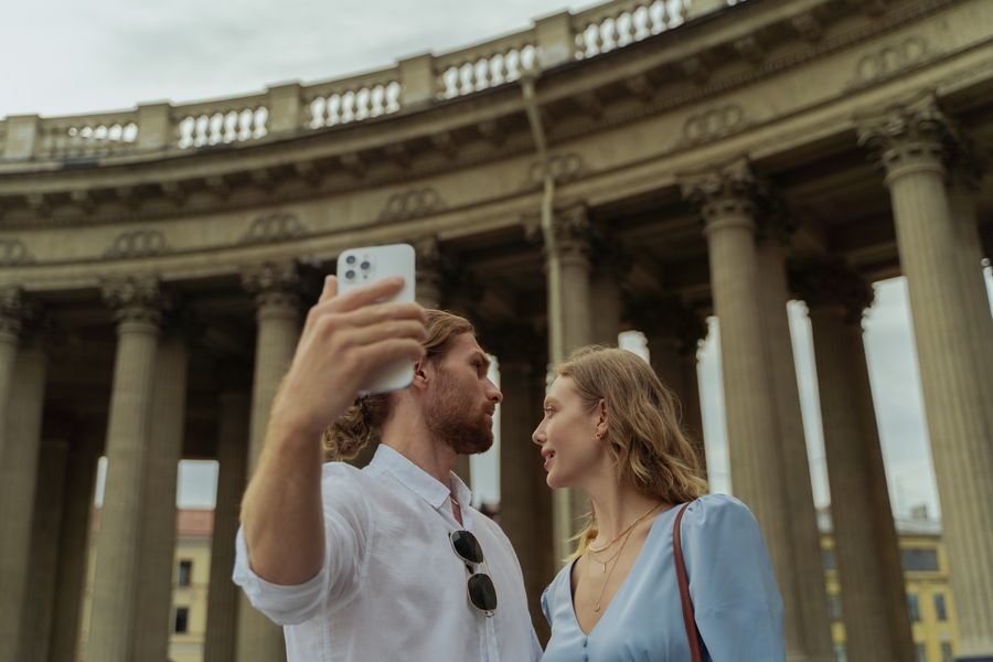 itinerario con chatgpt - pareja explorando una ciudad europea