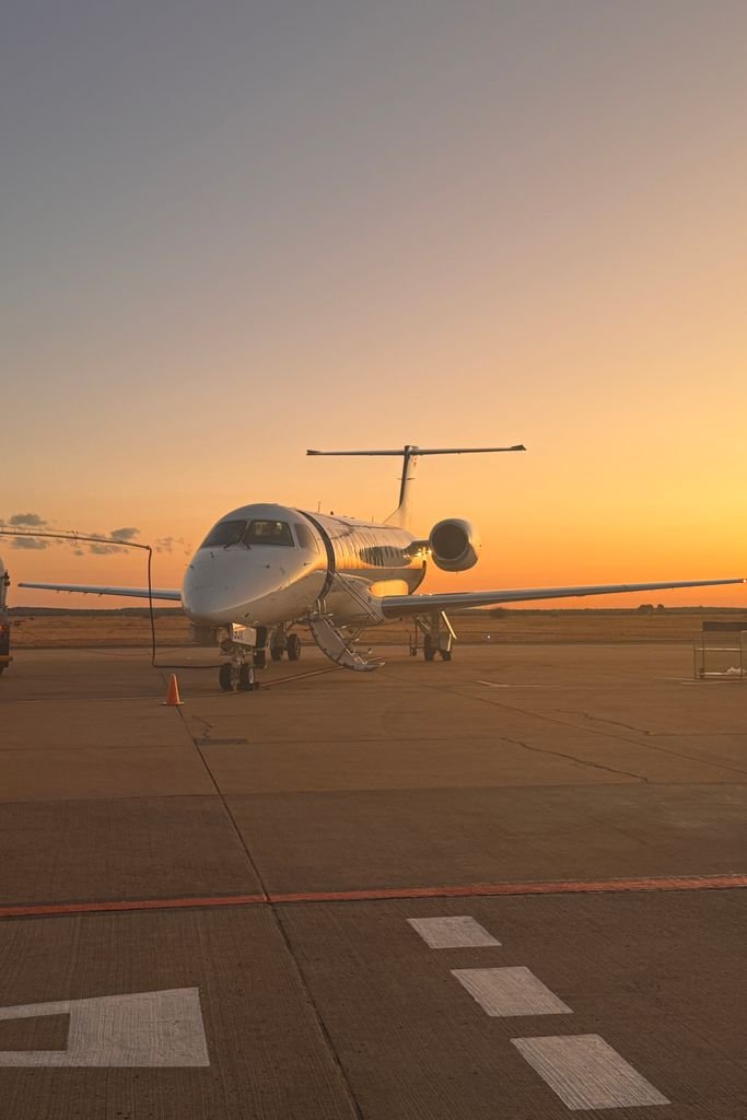 jet privado en empty leg listo para abordar al atardecer