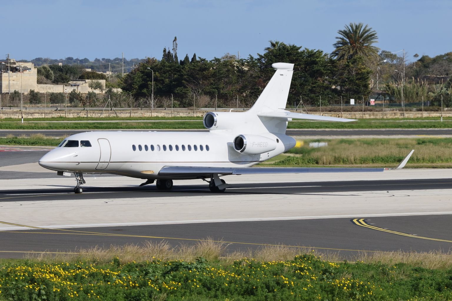 jet privado en pista listo para un vuelo empty leg