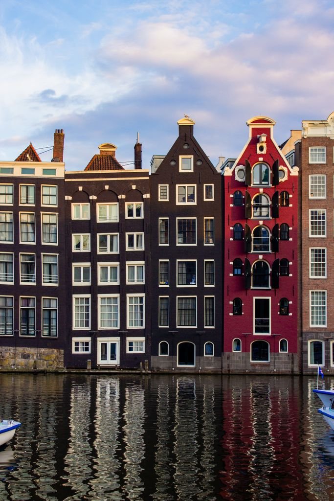 KLM vs Aeroméxico puntos - casas junto a los canales de Ámsterdam