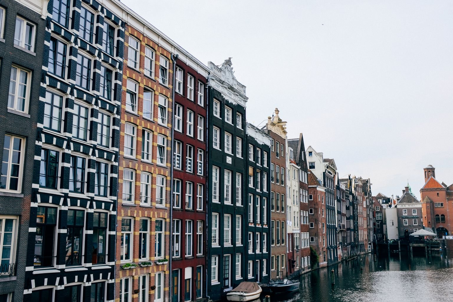 KLM vs Aeroméxico puntos - casas junto al canal en Ámsterdam, destino del vuelo