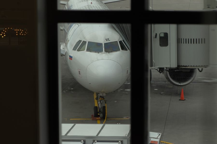 avión en la puerta de embarque visto desde el aeropuerto rumbo a Ámsterdam
