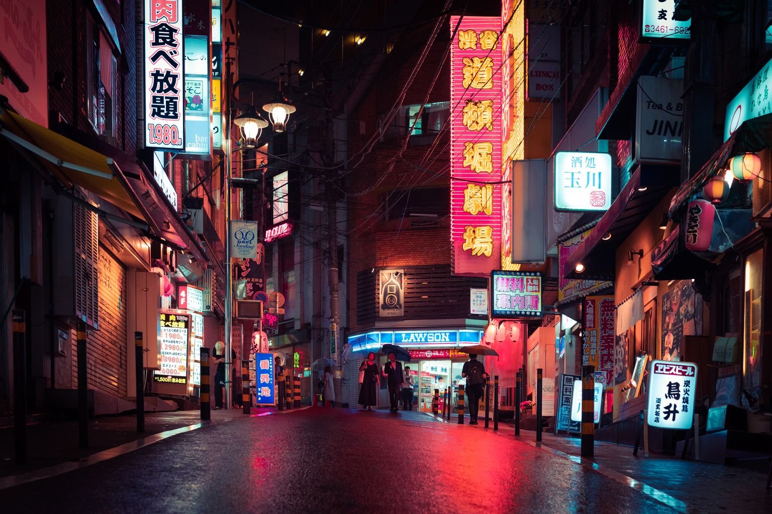 Calle de Tokio iluminada de noche, destino donde aprovechar Klook Avios Iberia