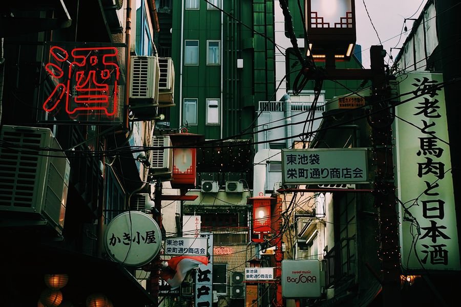 Calle tradicional japonesa con letreros, ejemplo de los destinos donde aplica Klook Avios Iberia