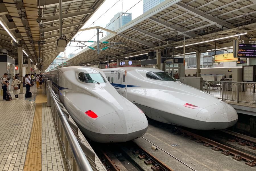 Trenes shinkansen en una estación de Japón, transporte que puedes reservar y sumar con Klook Avios Iberia
