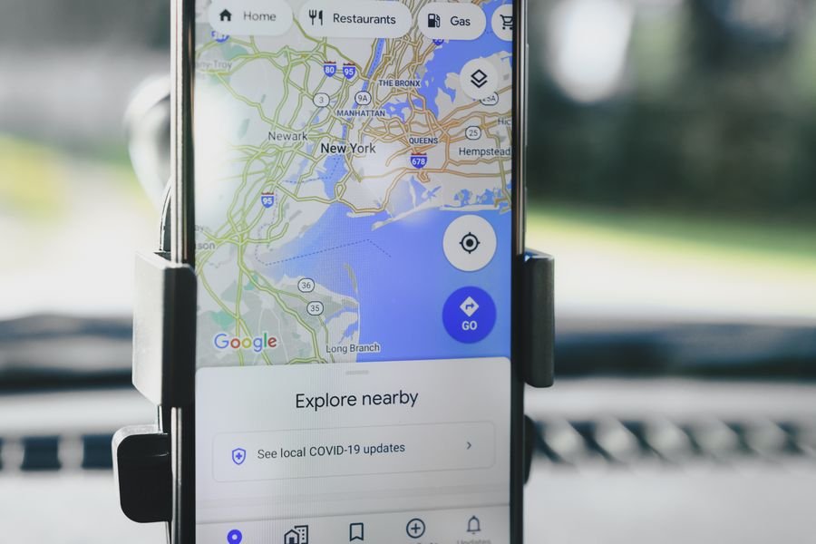 Celular con Google Maps abierto mostrando la base de los mapas personalizados en Google