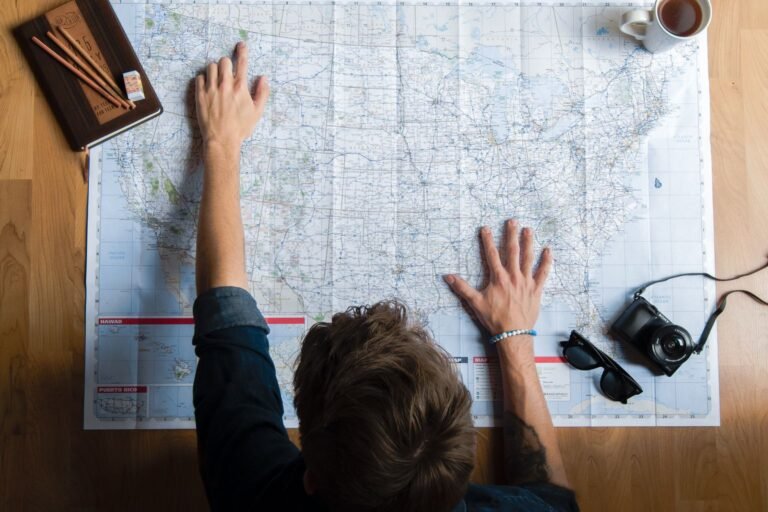 Viajero planificando la ruta de su viaje sobre un mapa antes de crear mapas personalizados en Google