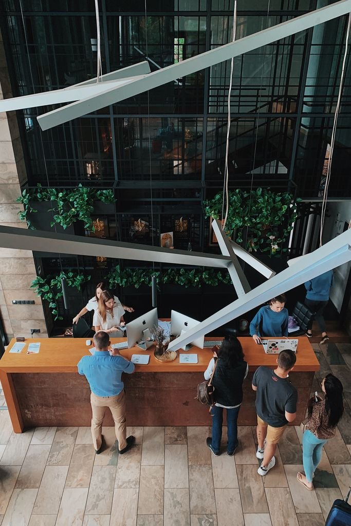 Viajeros haciendo check-in en la recepción de un hotel con estatus Melia Gold
