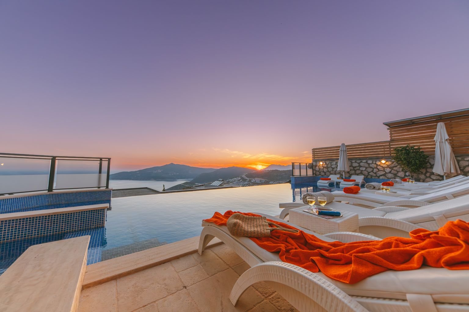 Piscina infinita de resort de lujo al atardecer, experiencia con Melia Gold