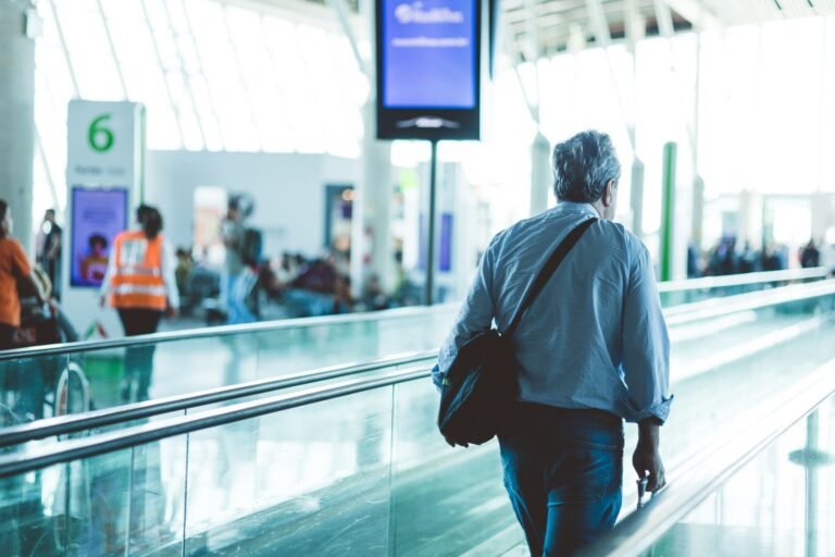 nueva AMEX Platino Aeroméxico metálica - viajero en la terminal del aeropuerto