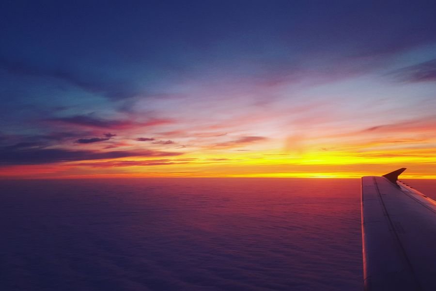 primera clase con puntos - ala del avión sobre nubes al atardecer