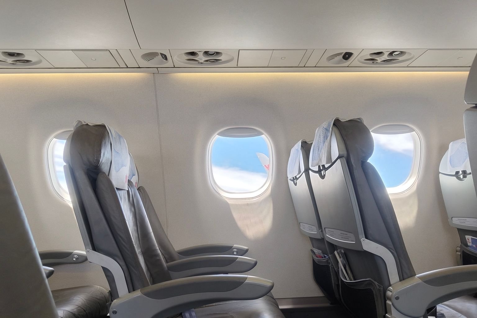 primera clase con puntos - asientos premium junto a la ventanilla del avión