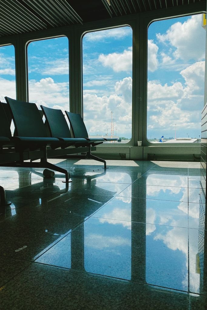 qué programa de viajero frecuente elegir - viajera esperando en el aeropuerto