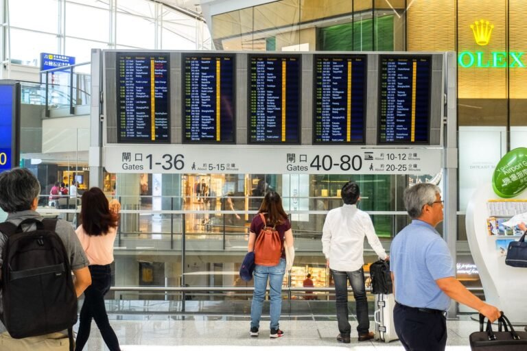 qué programa de viajero frecuente elegir - pantalla de salidas en el aeropuerto
