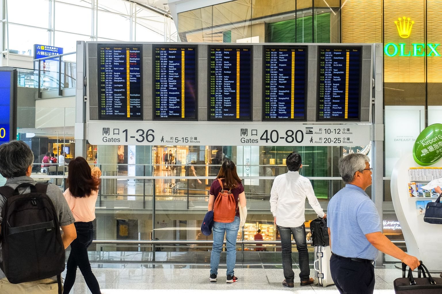 qué programa de viajero frecuente elegir - pantalla de salidas en el aeropuerto