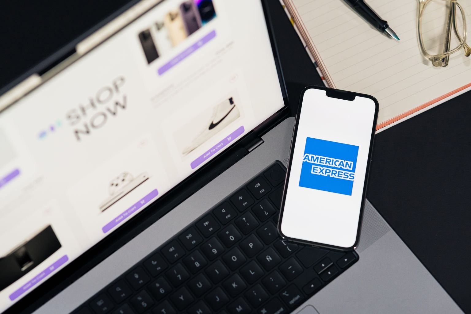 Logo de American Express en un smartphone para convertir puntos AMEX a DOTERS