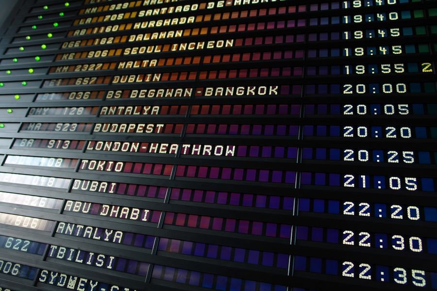 Panel de salidas del aeropuerto: convierte puntos AMEX a DOTERS para volar en temporada alta