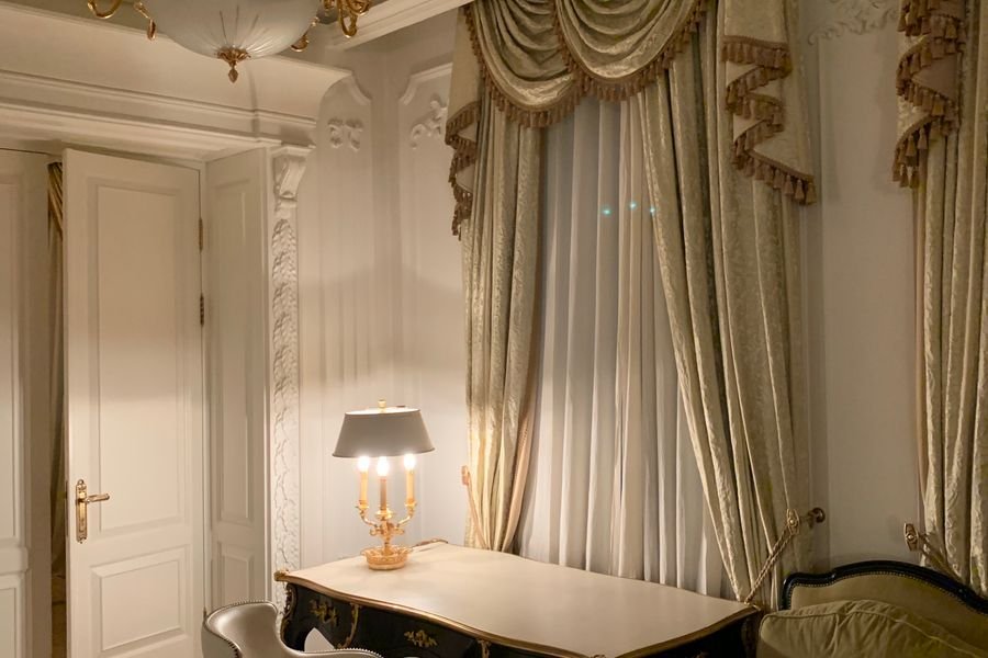 puntos Marriott en experiencias VIP - suite de hotel de lujo