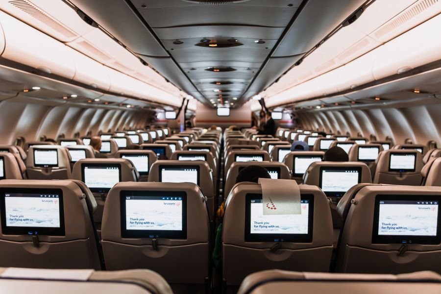 Cabina de avión con pantallas individuales, la comodidad que obtienes al canjear Avios en Turista Premium
