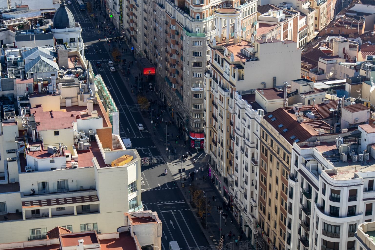 Recupera puntos Iberia y vuela de México a Madrid: vista aérea de la Gran Vía