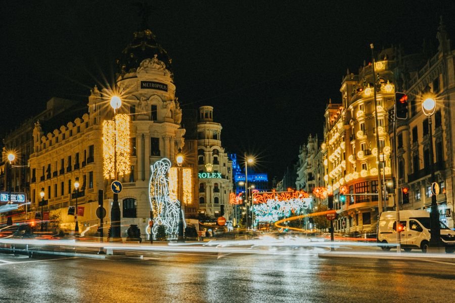 Gran Vía de Madrid iluminada de noche, el destino que te espera cuando recuperas tus puntos Iberia