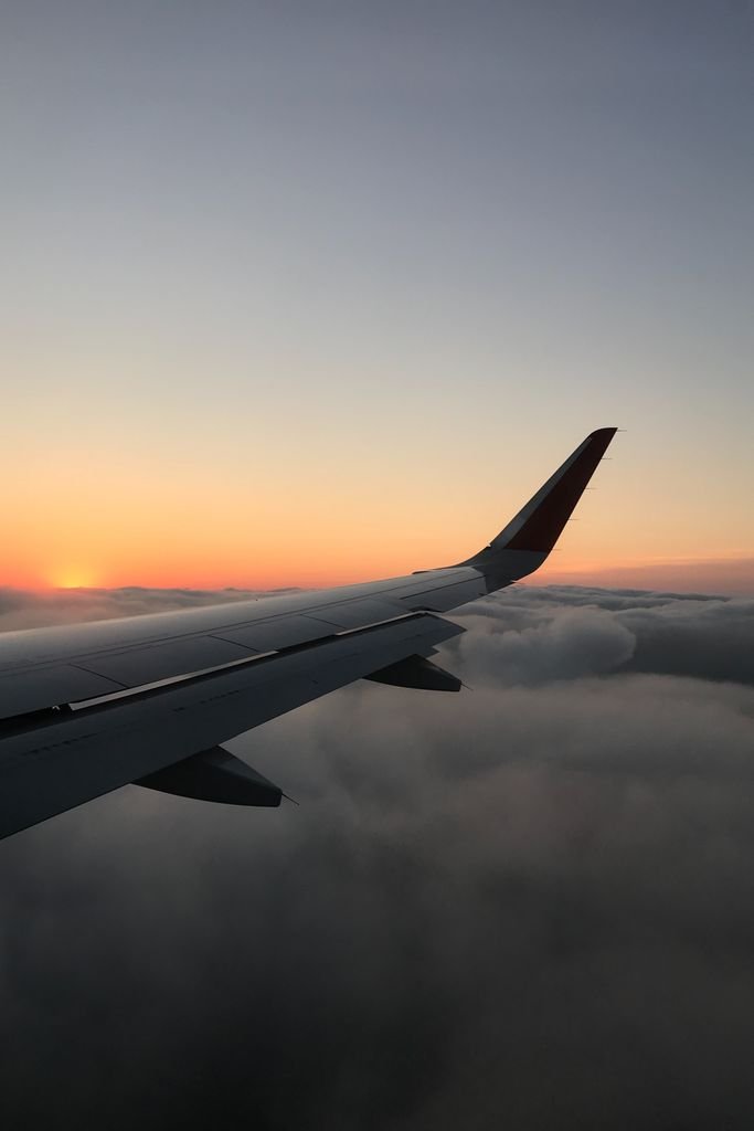 recuperar puntos de aerolínea olvidados - ala de avión al atardecer