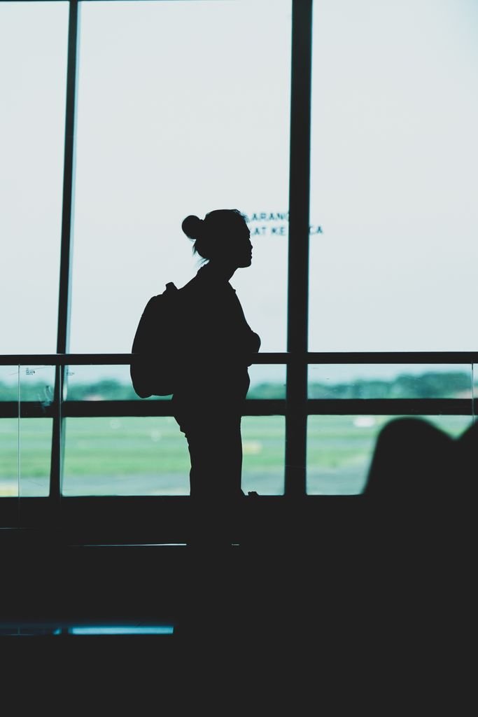suscripción Aeroméxico Rewards - viajera en el aeropuerto