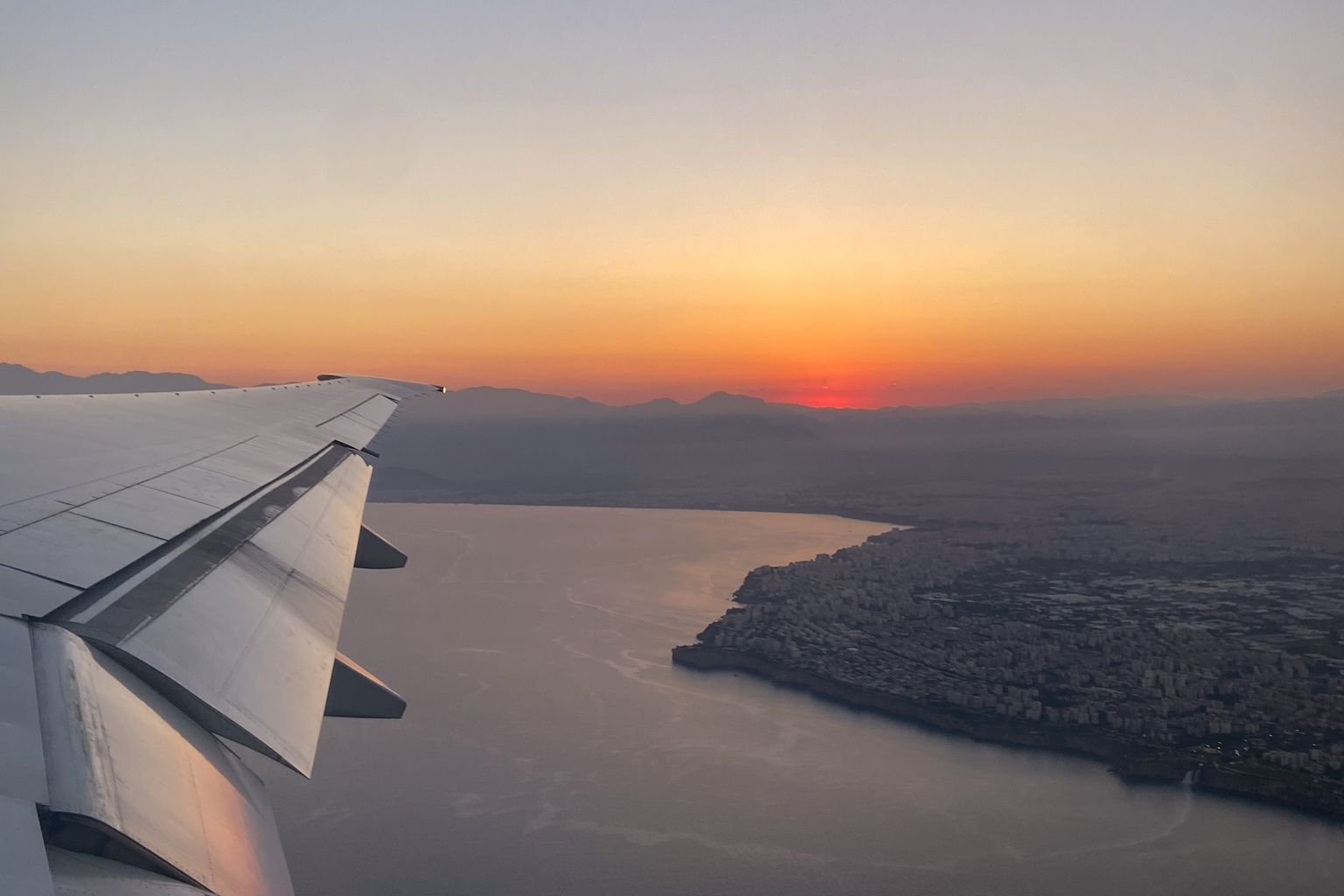 suscripción Aeroméxico Rewards - ala de avión sobre la costa al atardecer