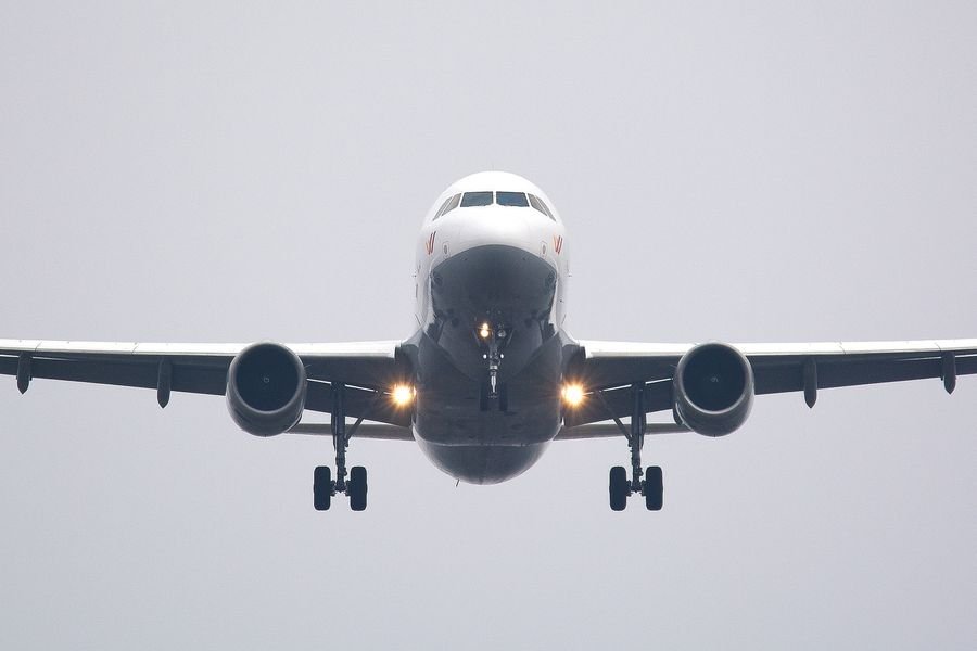 ala de avión al atardecer: adapta tu estrategia a la tarifa básica Aeroméxico