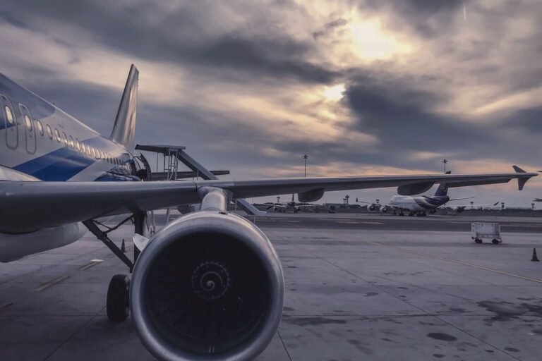 tarifa básica Aeroméxico - avión comercial en plataforma bajo cielo dramático