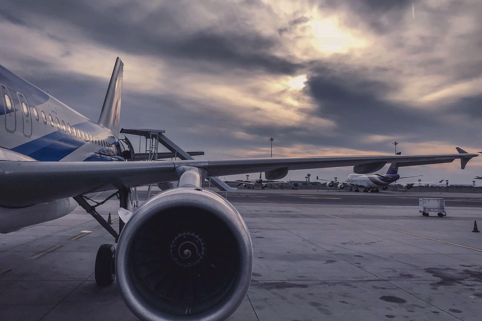 tarifa básica Aeroméxico - avión comercial en plataforma bajo cielo dramático