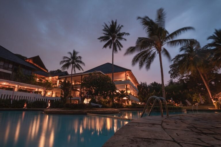 tarjeta Fiesta Rewards vs Marriott - hotel resort al atardecer