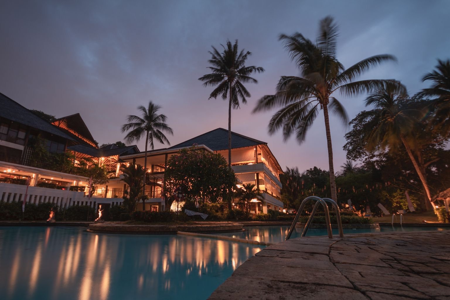 tarjeta Fiesta Rewards vs Marriott - hotel resort al atardecer