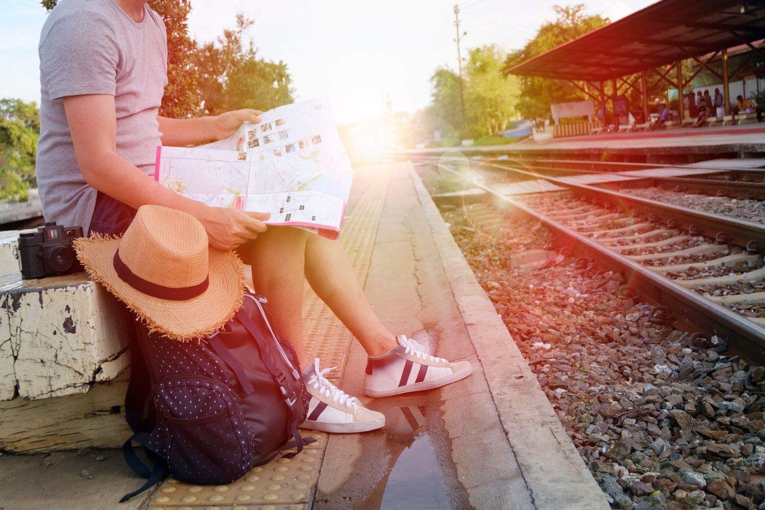 viajar con puntos desde joven - jóvenes viajeros con mapa en la estación