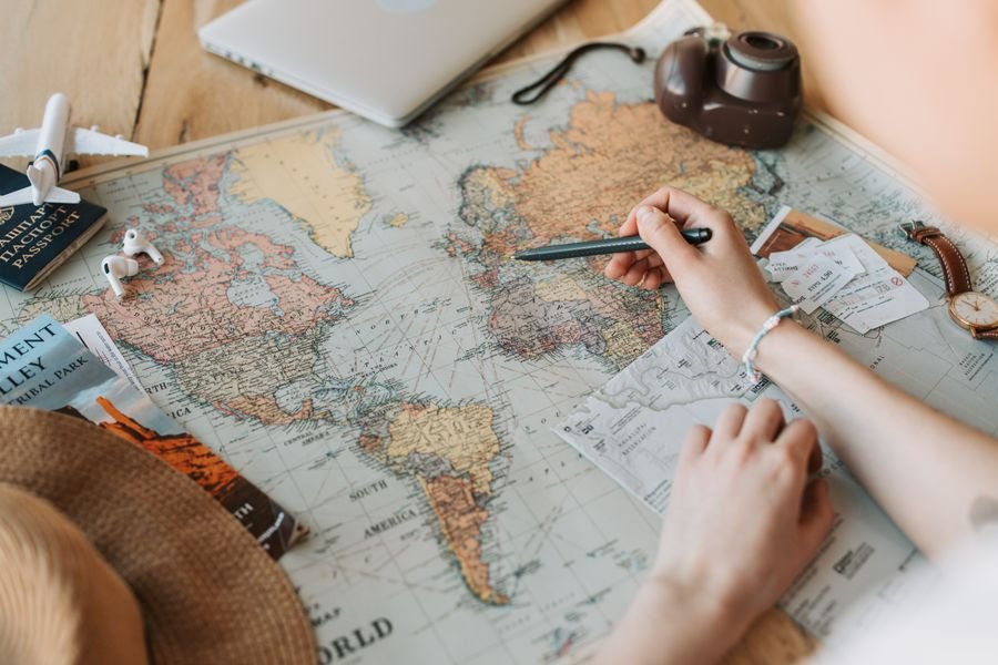 viajar con puntos desde joven - planeando un viaje en el mapamundi