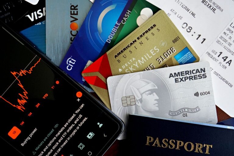 viajar con puntos con la tarjeta correcta - varias tarjetas de crédito y pasaporte