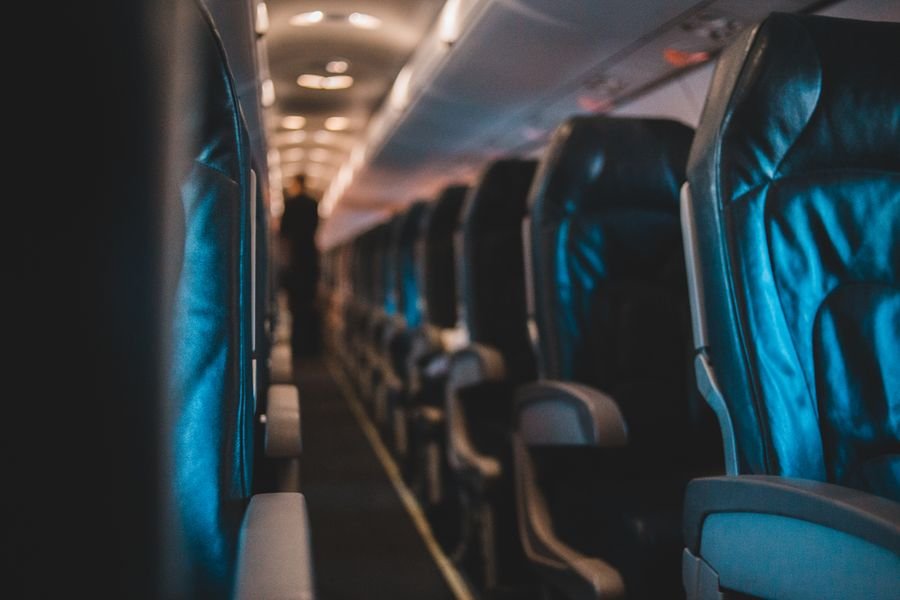 Cabina de avión en clase turista, opción para ahorrar al volar a Europa con puntos